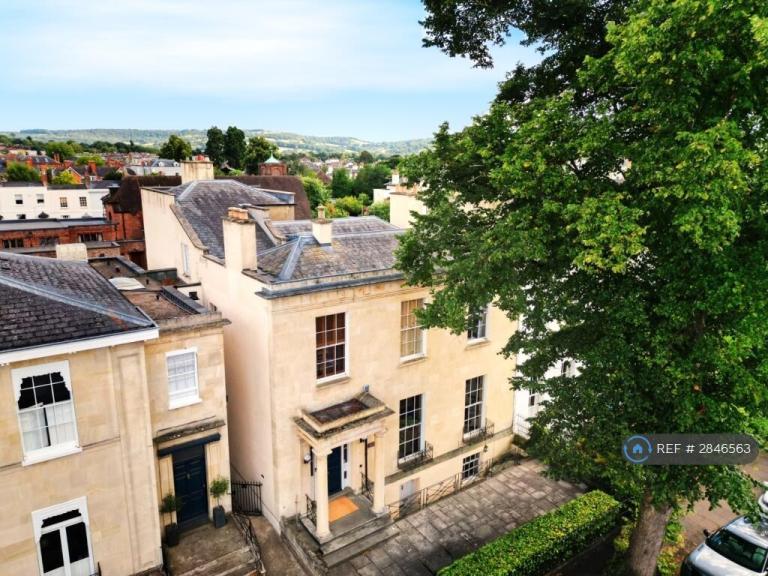 2 bedroom flat in Priory Street, Cheltenham, GL52 (2 bed) (#2846563)