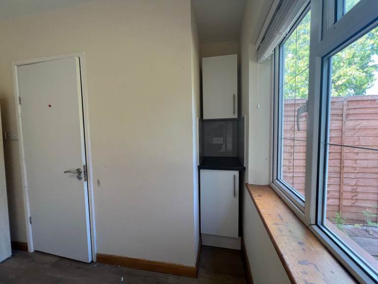 Spacious studio 3, located Bridge Lane, NW 11