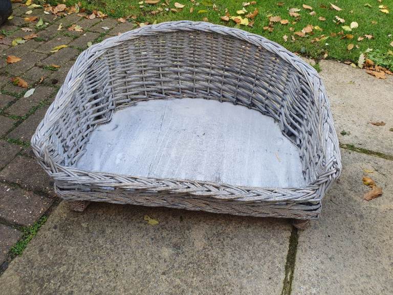 Medium wicker dog bed 