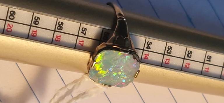 9ct carat gold ring with opal stone chipped 