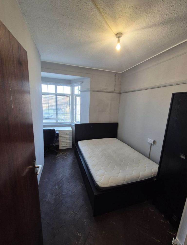 Spacious 2 Double Bedroom Apartment - Parking - (N99BB) - COMPANY LET ALLOWED