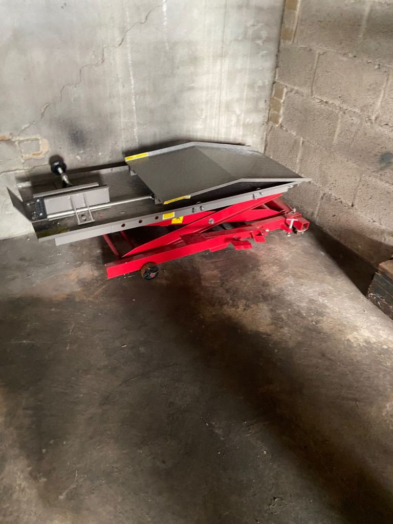 Motorbike hydraulic ramp