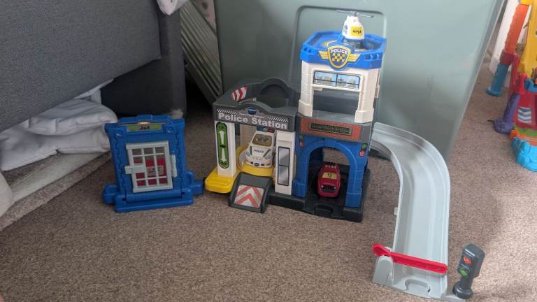 Toot toot police station set 