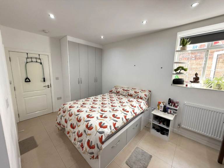 Brand New Studio Flat Avail Bills included-Oldham