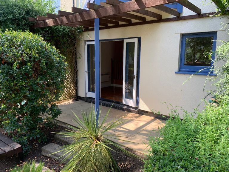 1 bed flat on quiet lane with patio outdoor space
