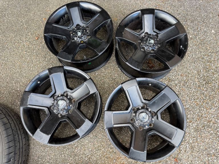Tomahawk black 18inch alloys and tyres