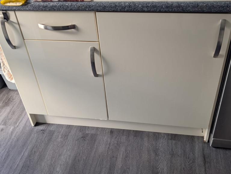 Cream Kitchen Units with Drawers – Good Condition