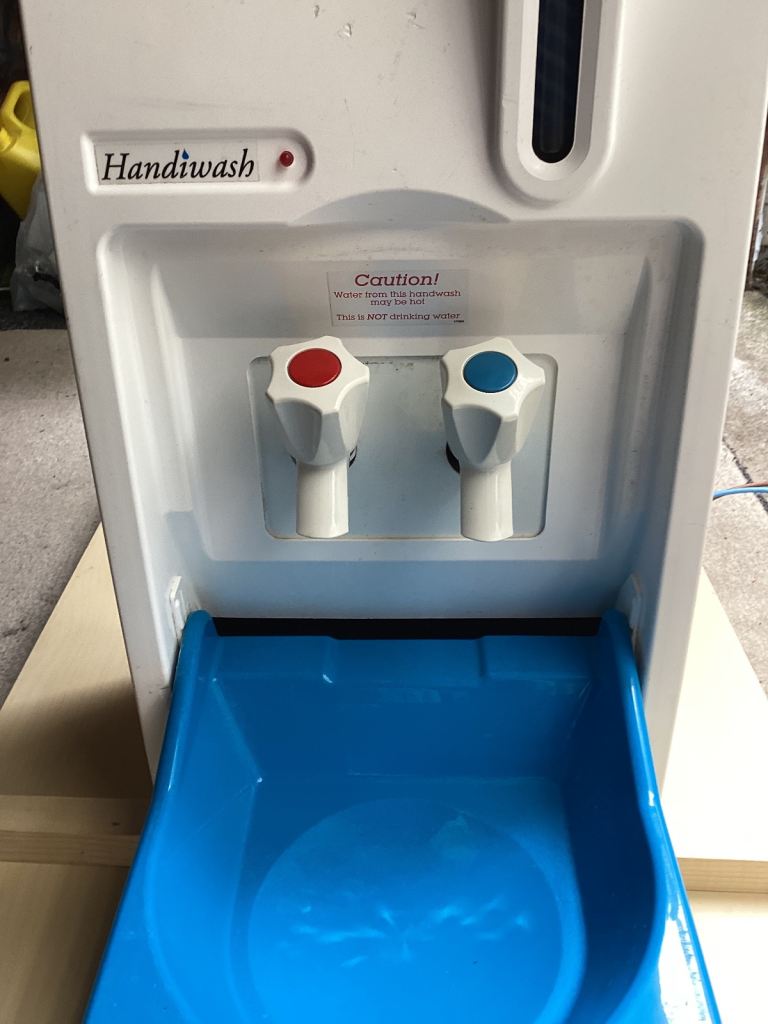 Handiwash hot and cold water unit for spares or repair.