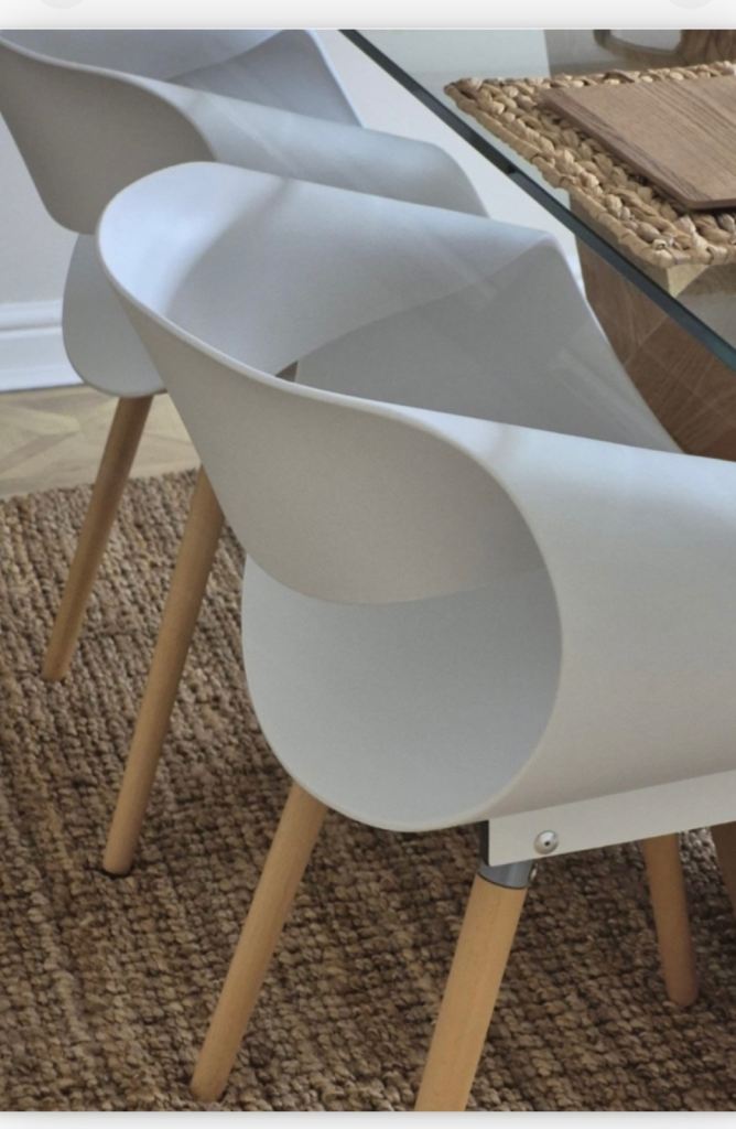 Excellent condition 4 timeless White Modern Nordic plastic Dining Chairs