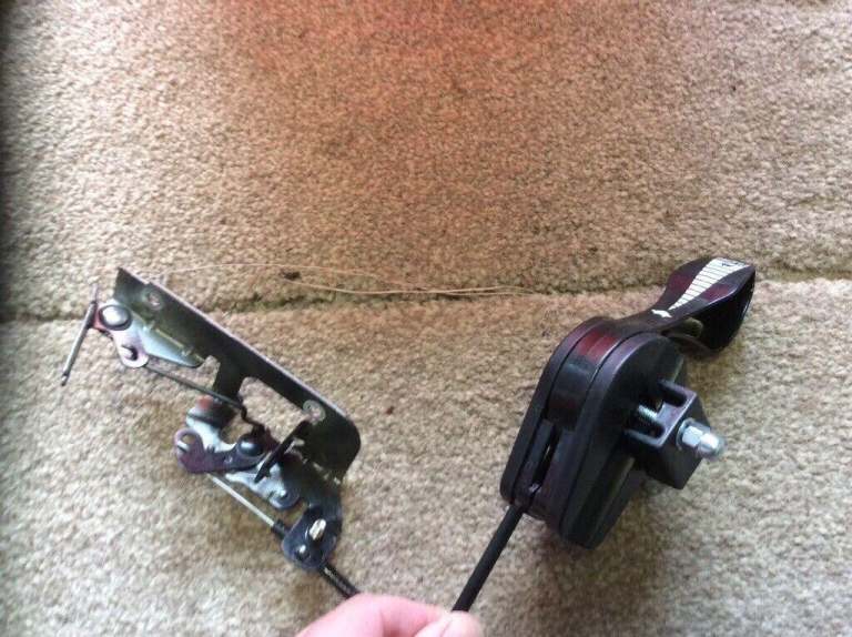 Briggs & Stratton / petrol lawnmower throttle cable