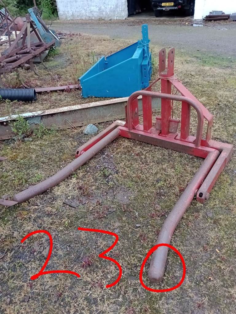Round bale lifter