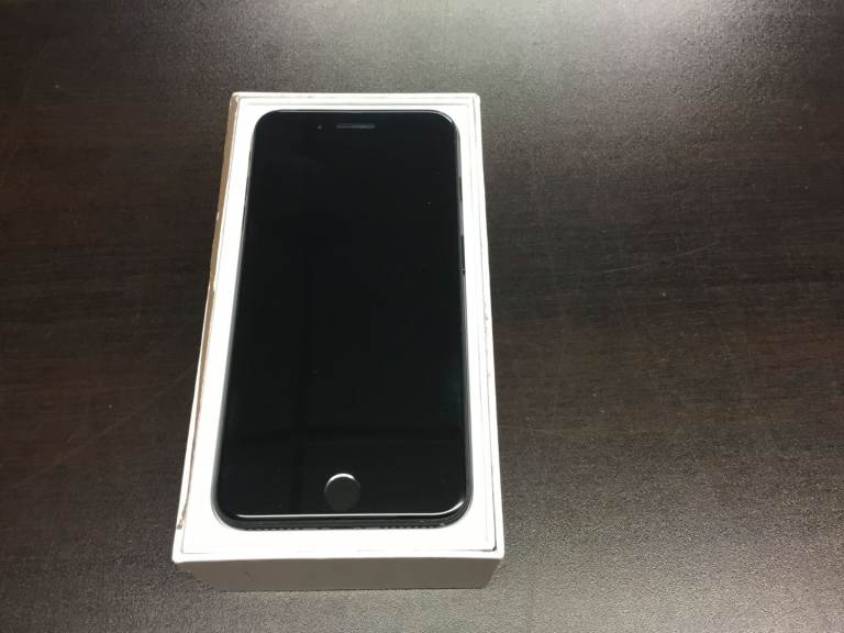 iPhone SE 2020 64gb £100 unlocked with warranty