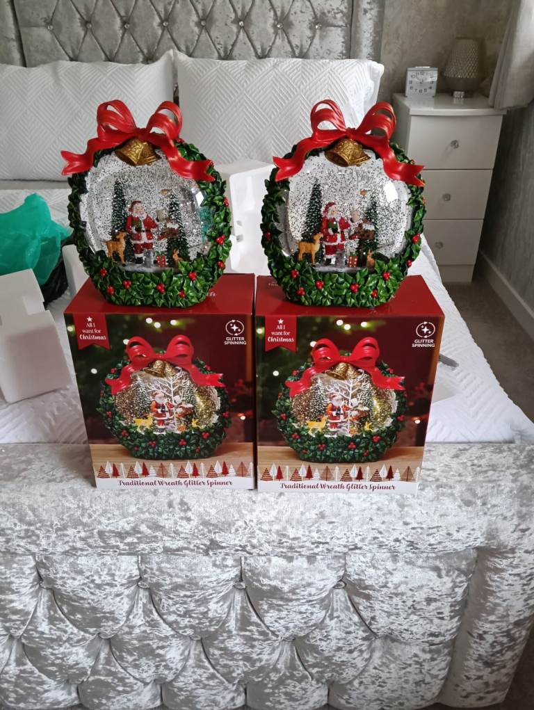 Pair of Light-Up Christmas Wreath Snow Globes – Brand New