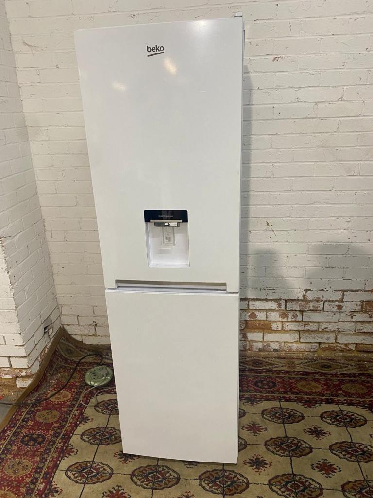 🚚Beautiful Beko Fridge Freezer With Water Dispenser