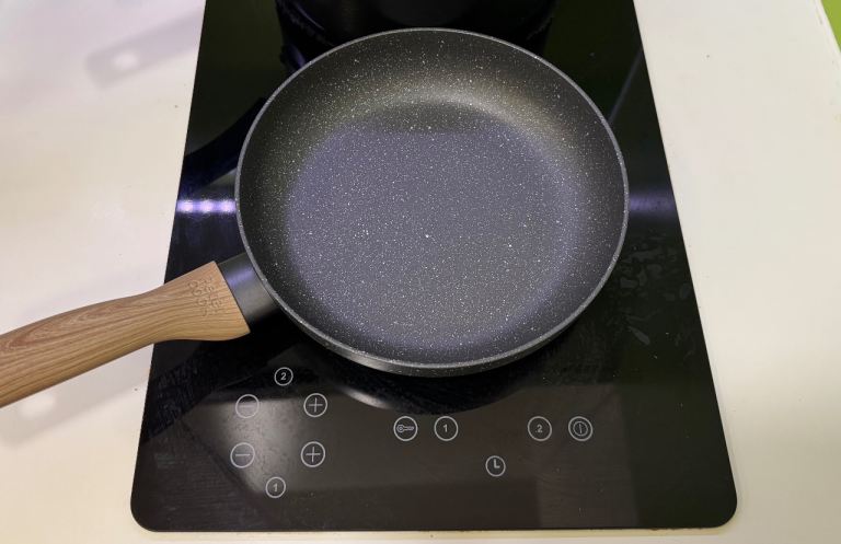 Good Quality Non-Stick Frying Pan with Wooden Handle