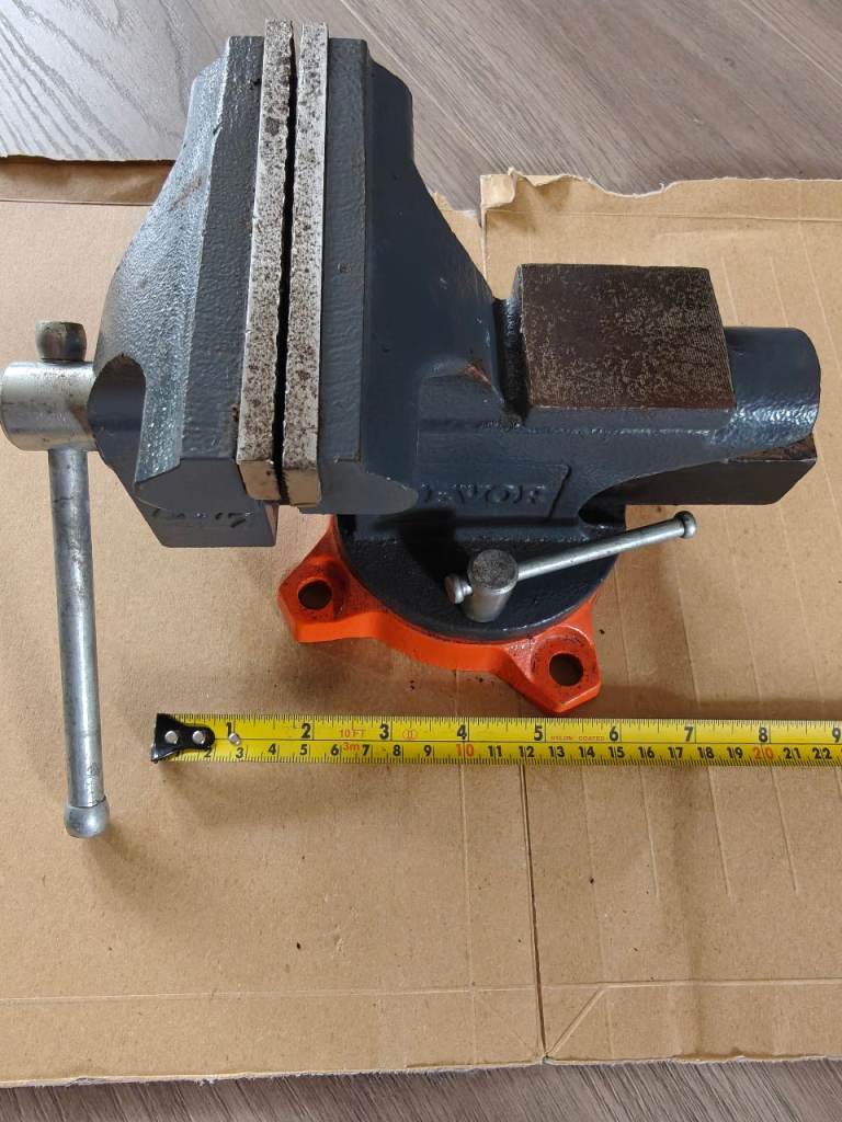 VEVOR 4.5 Inch Bench Vice – Good Condition