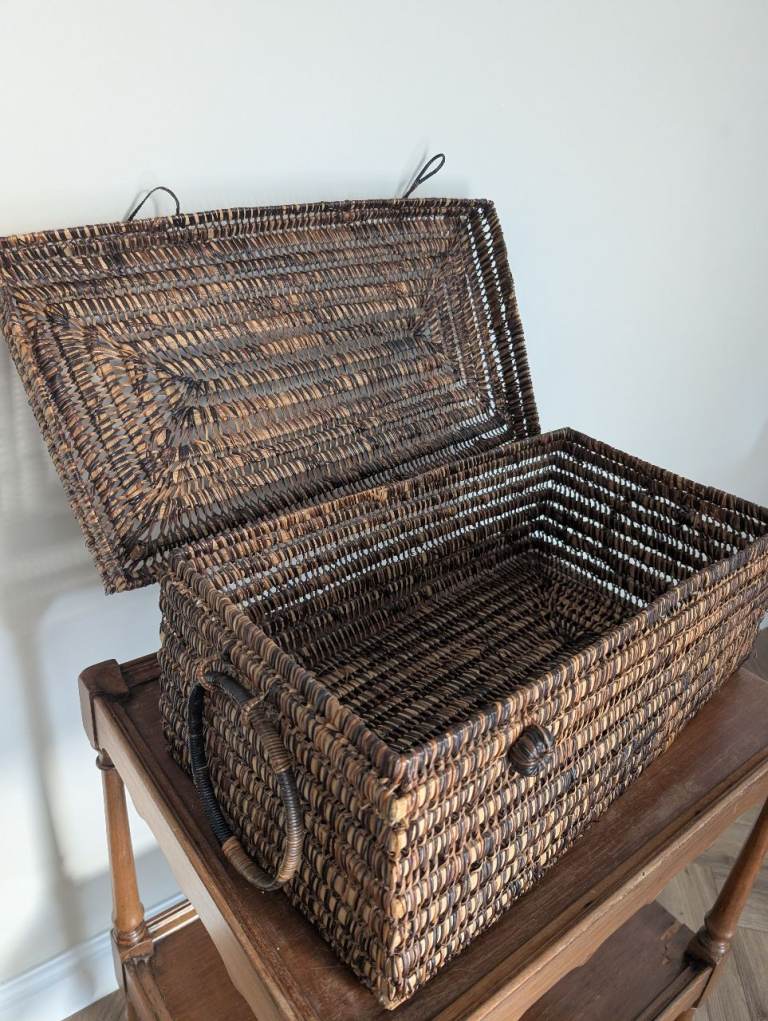Storage basket 