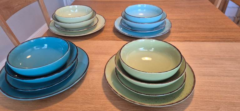 16‑Piece Stoneware Dinner Set – Good condition