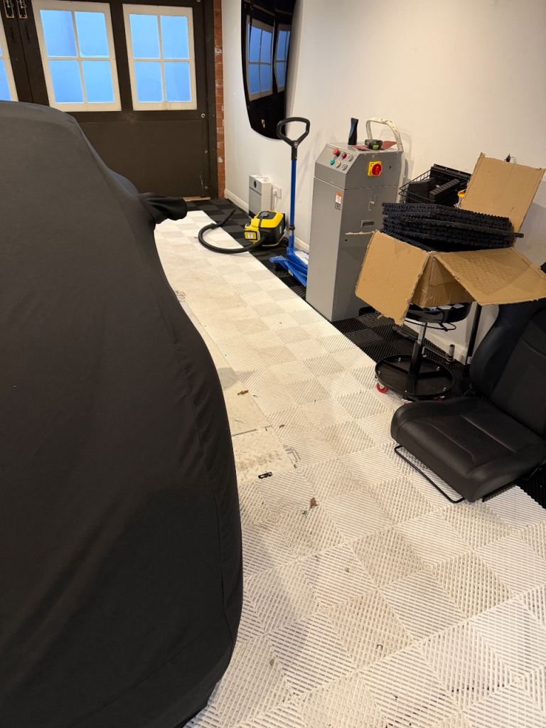 Nicoman vented garage floor tiles x 16