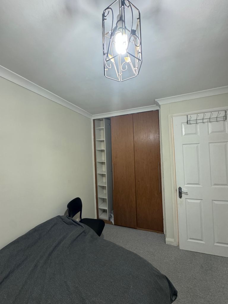 Single Room with Double Bed – SE18 (Near QE Hospital) £700 (bills not included)