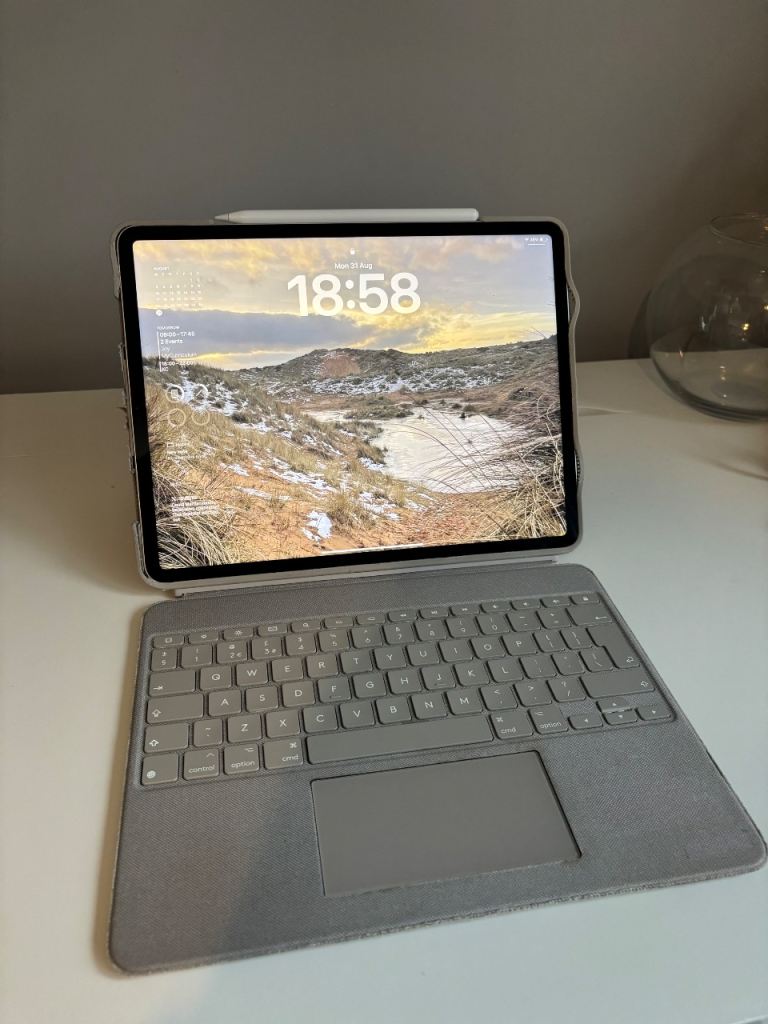 iPad Pro 12.9 inch 6th generation WIFI 128GB with Apple Pencil and keyboard/case