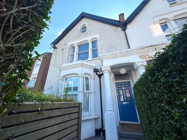 Hane Estate offer a spacious 3 bedroom top floor converted duplex flat with sole use of rear garden