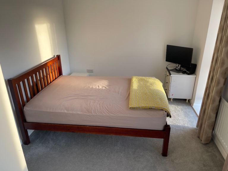 Large Double room in Whitehouse, Milton Keynes close to City centre and Train station