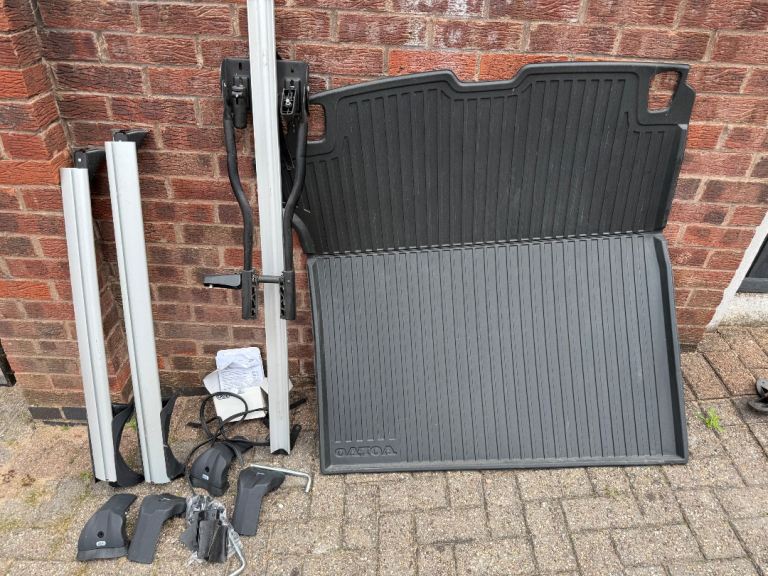 Volvo V90 boot liner and roof rack