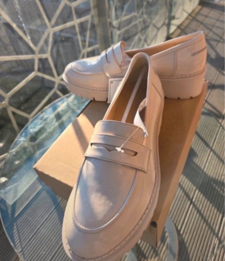   Brand new and beautiful UK size 7 cream loafers 👞 (in immaculate condition)
