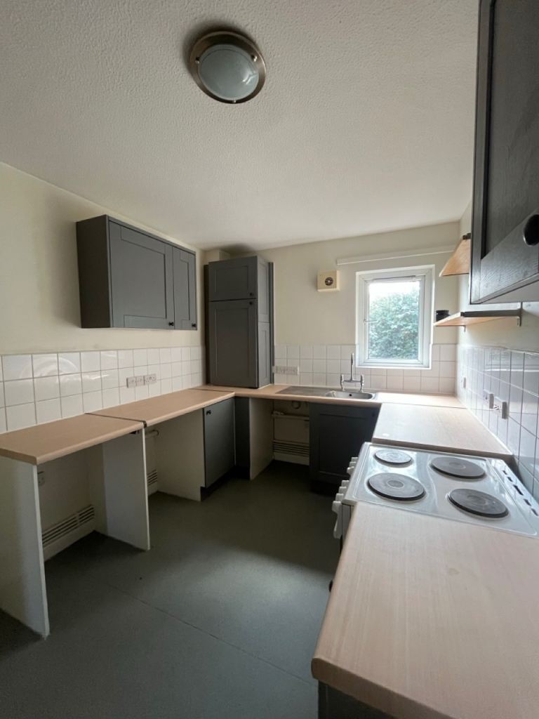 Large 2 bedroom flat for rent. First floor. Newly decorated. CF11.