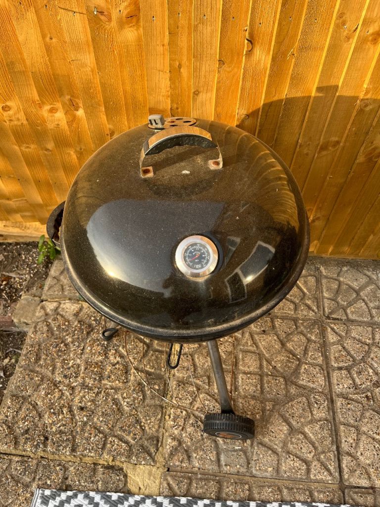 Black Kettle BBQ with Thermometer – Good Condition