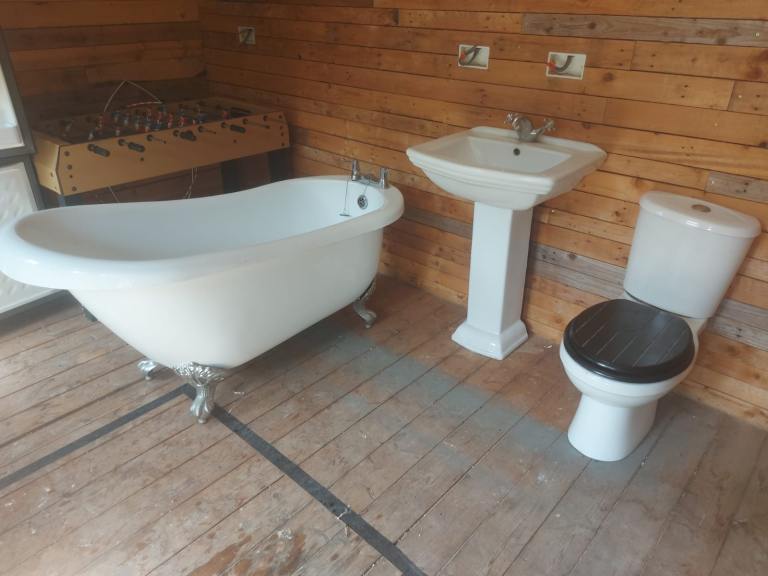Traditional white Bathroom Suite – Freestanding Claw Foot Bath, Basin & Toilet