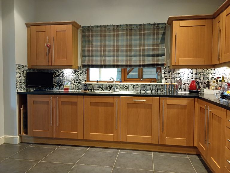 Symphony Solid Oak Kitchen and appliances. 