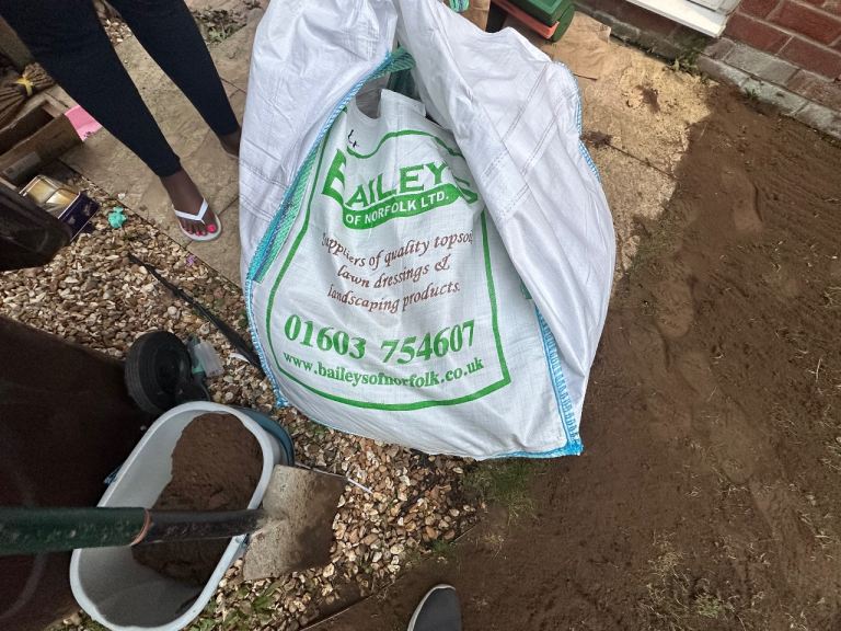 Bailey's of Norfolk Topsoil/Lawn Dressing – Large Bag