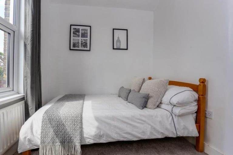 🛏️ Clean rooms available in good location 📍