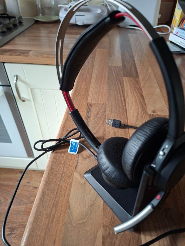 PLANTRONICS VOYAGER UC B825 BLUETOOTH WIRELESS HEADSET WITH MICROPHONE MINT CONDITION 