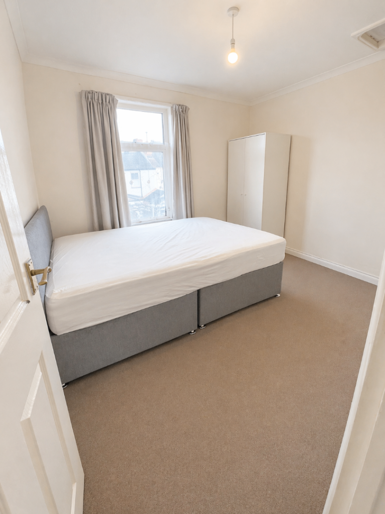 Double room to rent In Gillingham, Me7. Six minutes walk to the train station. 