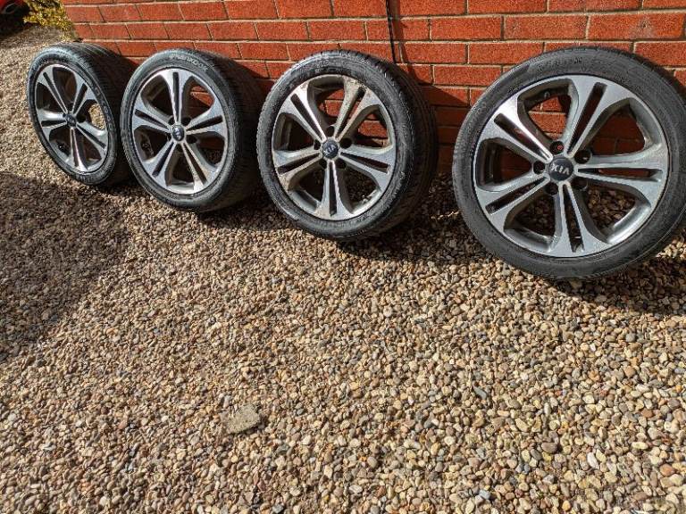 Set of 4 17" Diamond cut alloy wheels from a Kia Ceed GTline with 225/45ZR17 Tyres