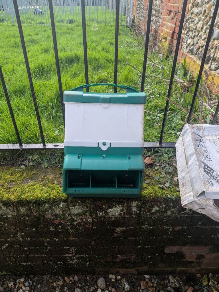 Wise mountable hen feeder 