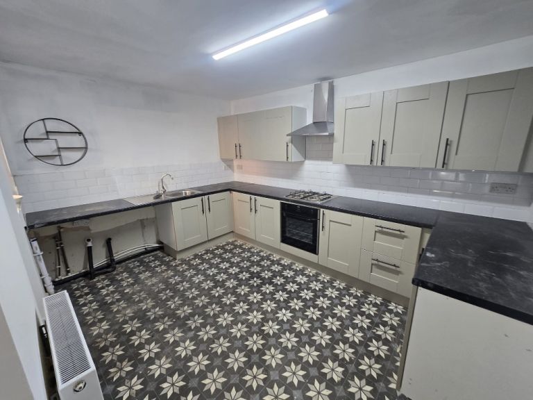 Bargain- Stunning & spacious  fully furnished 5 bed   house on st bedes avenue, blackpool FY4 1AQ 