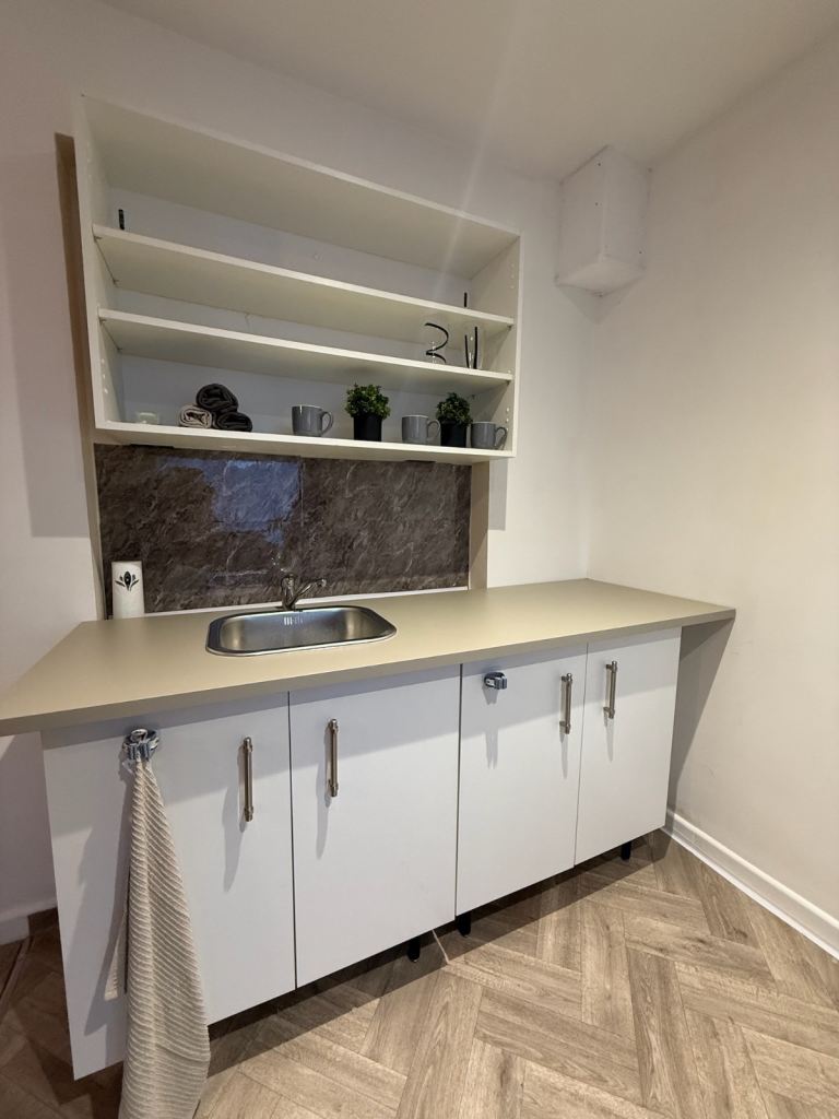 Double en-suite rooms, newly refurbished. Viewing recommended. 