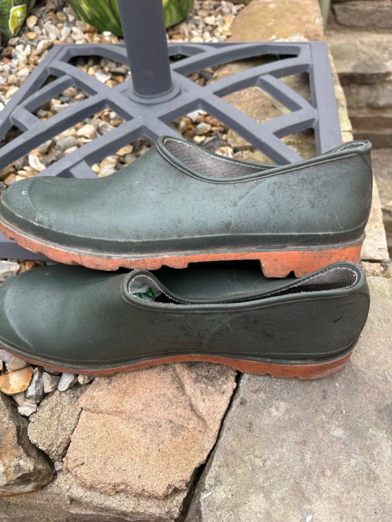 Mens rubber gardening/ work shoes size 11
