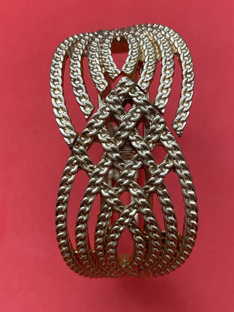 Metal gold tone bracelet. 