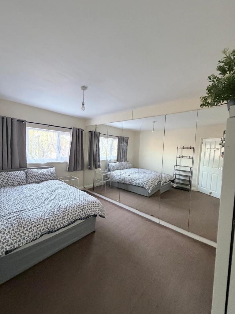 DOUBLE ROOM/MIRRORED WARDROBE AVAILABLE 