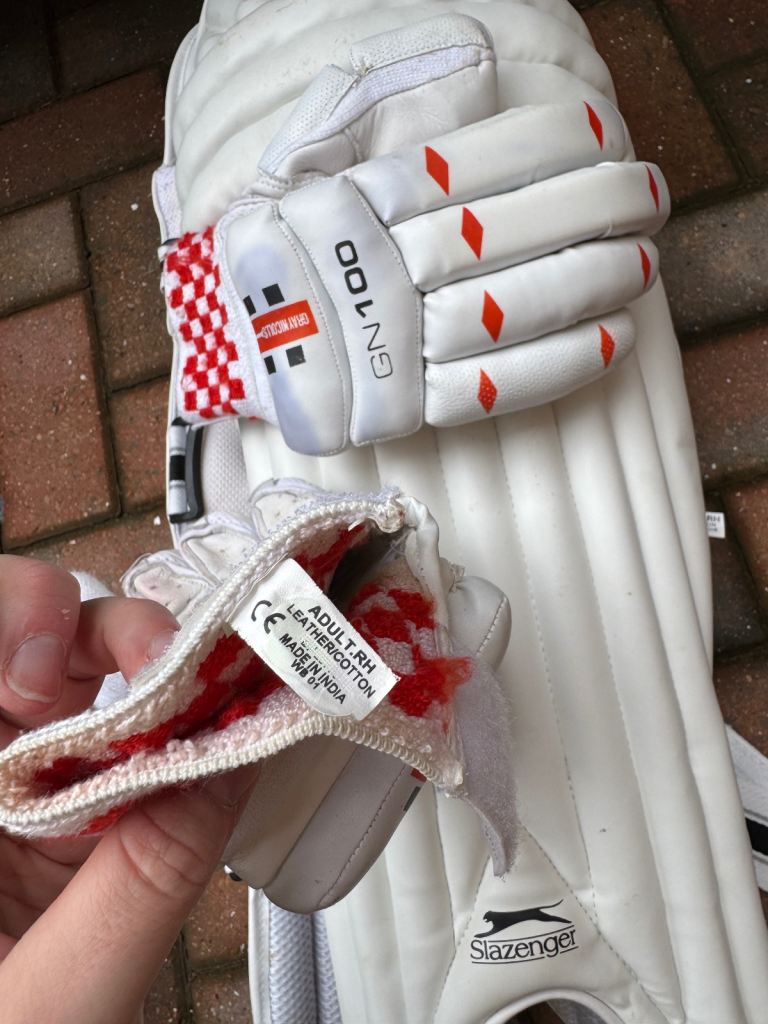 Cricket RH Gloves and Pads