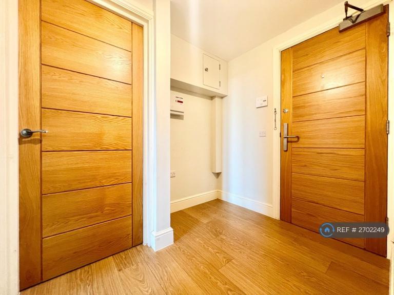 1 bedroom flat in Charter House, Ilford, IG1 (1 bed) (#2702249)