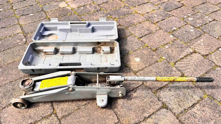 Trolley Jack 2 Tonne wth Carrying Case