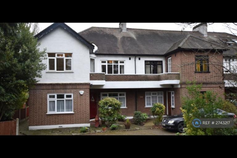 3 bedroom flat in Beechwood Park, London, E18 (3 bed) (#2743217)
