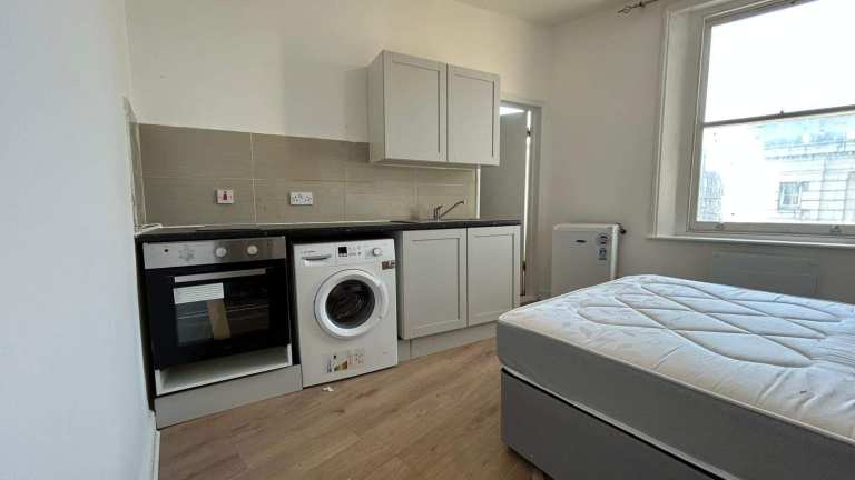 Self Contained Studio Flat in Dalston – DSS Welcome