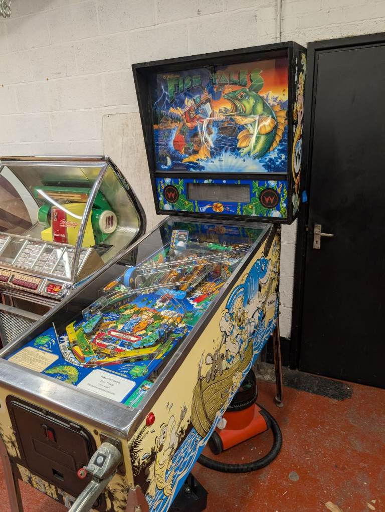 Williams Fish Tales Pinball Machine – Good Condition